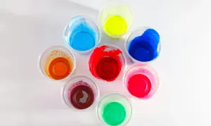 Kolorowe farby w kubeczkach, idealne jako jaka farba do plastiku na zewnątrz. Odcienie czerwieni, niebieskiego, żółtego, zielonego, pomarańczowego i różowego.