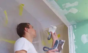 Jak wykończyć styk sufitu i ściany? Poradnik krok po kroku