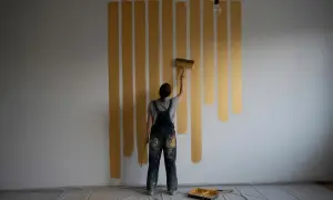 Złote paski na ścianie: poradnik DIY krok po kroku
