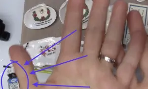 Mała buteleczka z niebieską farbą olejną, która pomoże Ci dowiedzieć się, czym zmyć farbę olejną z rąk po malowaniu.