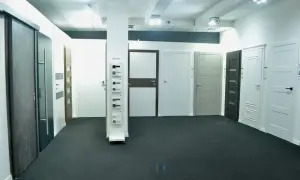 Wystawa drzwi i klamek w salonie w Zielonej Górze.