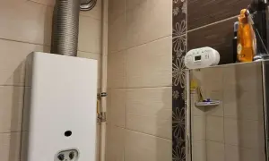 Czujnik czadu zamontowany na półce nad lustrem, blisko gazowego podgrzewacza wody.