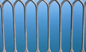 Eleganckie, metalowe balustrady z łukami. Sprawdź czyszczenie i malowanie balustrad cena, by odnowić ich wygląd.