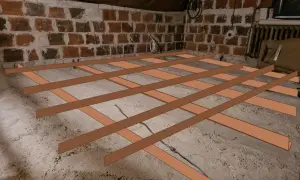 Podłoga z płyt OSB na starych legarach, przygotowywana do remontu poddasza.