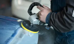 Jak dobrać papier ścierny do lakieru? Poradnik krok po kroku
