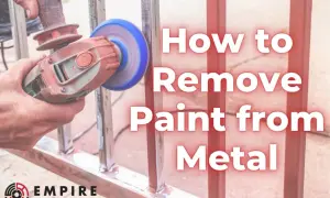 Ręka trzyma szlifierkę kątową, która usuwa starą farbę z metalowego ogrodzenia. Tekst: "How to Remove Paint from Metal".