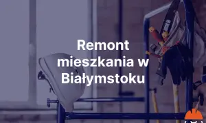 Biały kask budowlany i narzędzia na rusztowaniu.