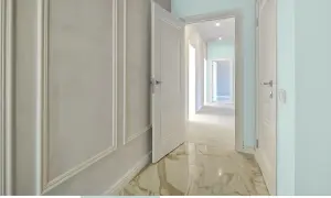 Elegancki przedpokój z jasnymi ścianami i sztukaterią. Zobacz, jak pomalować przedpokój, by uzyskać taki efekt.