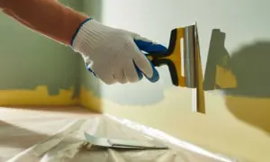 Ile razy malować ściany? Sprawdź, kiedy usunąć starą farbę