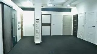 Wystawa drzwi i klamek w salonie w Zielonej Górze.