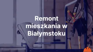 Biały kask budowlany i narzędzia na rusztowaniu.