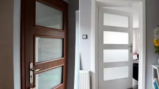 Przed i po: ciemne drzwi wewnętrzne pomalowane na biało. Zobacz, czym pomalować drzwi wewnętrzne, by odmienić wnętrze.
