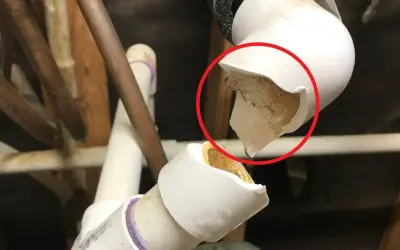 Pęknięta rura kanalizacyjna, widoczna w czerwonym okręgu, grozi zalaniem.