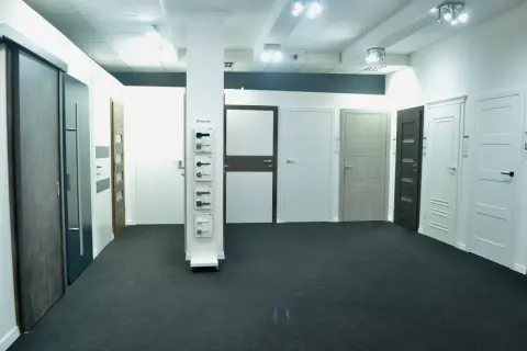 Wystawa drzwi i klamek w salonie w Zielonej Górze.