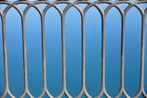 Eleganckie, metalowe balustrady z łukami. Sprawdź czyszczenie i malowanie balustrad cena, by odnowić ich wygląd.