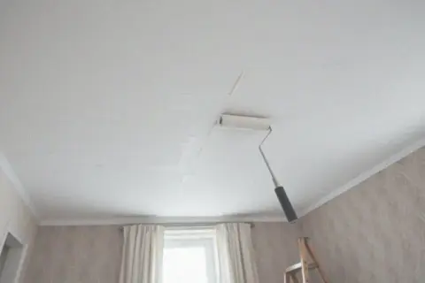 Jak zamaskować nierówny sufit farbą? Sprawdzone sposoby