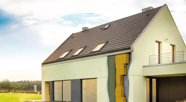 Przekrój ściany nowoczesnego domu pokazuje ocieplenie domu wełną mineralną, zapewniające komfort i energooszczędność.