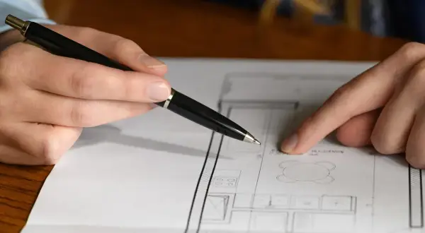Rysunek techniczny z zaznaczonymi wymiarami, pomocny w tym, jak obliczyć metry kwadratowe pokoju do malowania.