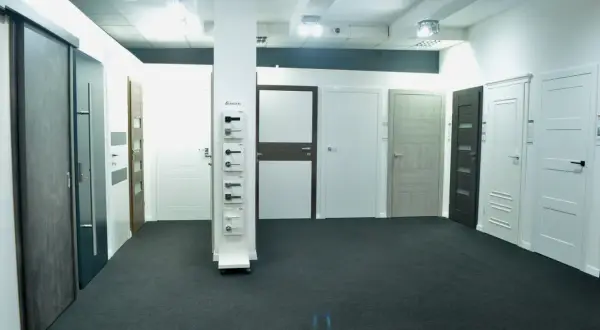 Wystawa drzwi i klamek w salonie w Zielonej Górze.