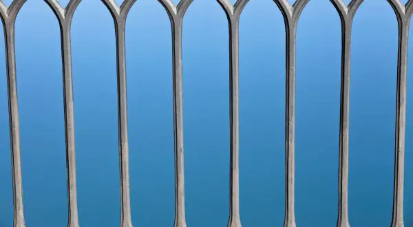 Eleganckie, metalowe balustrady z łukami. Sprawdź czyszczenie i malowanie balustrad cena, by odnowić ich wygląd.