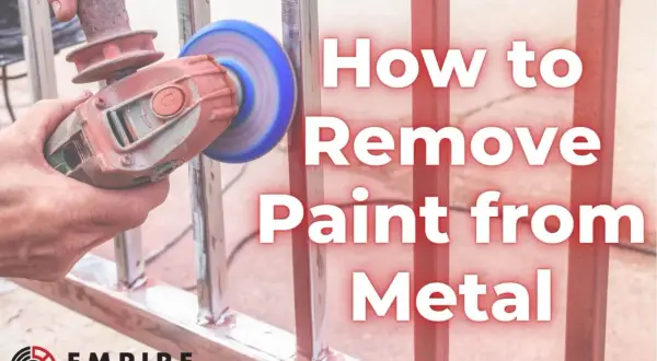 Ręka trzyma szlifierkę kątową, która usuwa starą farbę z metalowego ogrodzenia. Tekst: "How to Remove Paint from Metal".