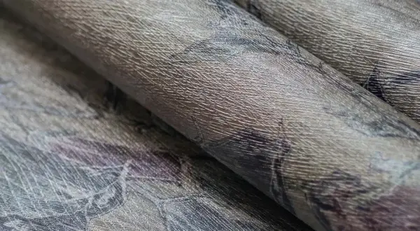 Tapety jak tkanina: Luksusowa faktura, która ociepla wnętrza