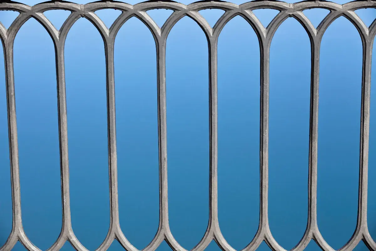 Eleganckie, metalowe balustrady z łukami. Sprawdź czyszczenie i malowanie balustrad cena, by odnowić ich wygląd.