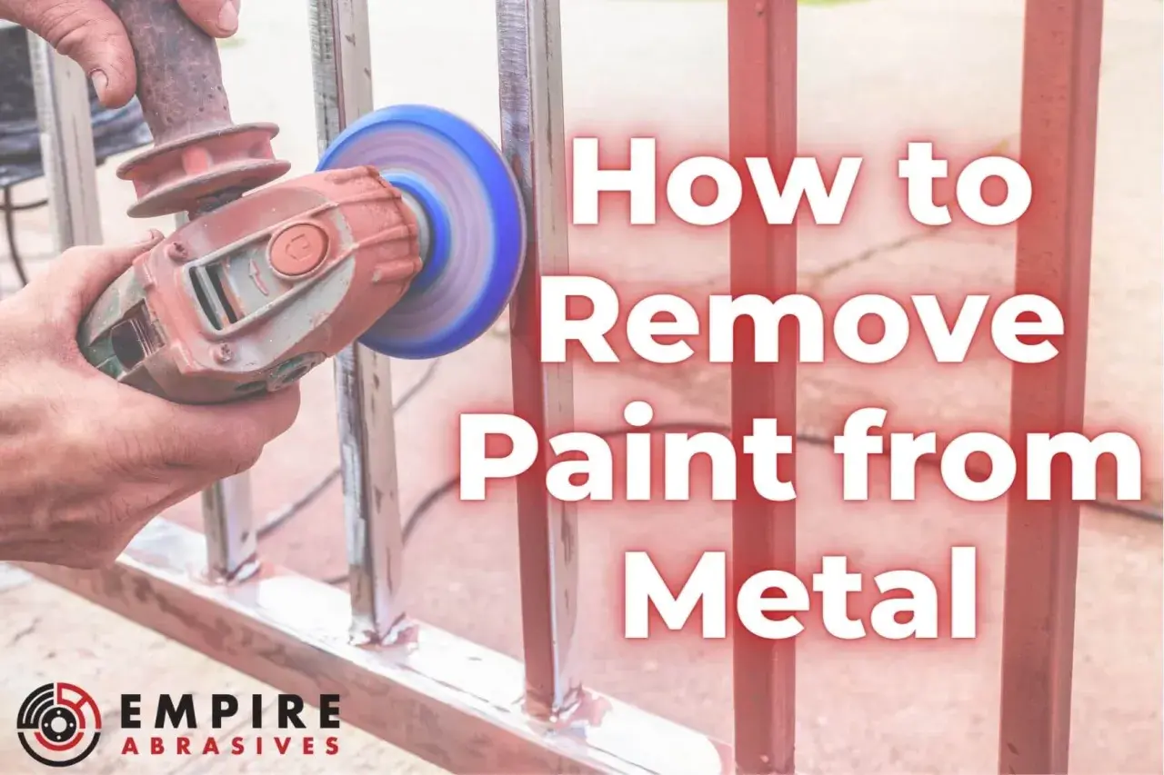 Ręka trzyma szlifierkę kątową, która usuwa starą farbę z metalowego ogrodzenia. Tekst: "How to Remove Paint from Metal".