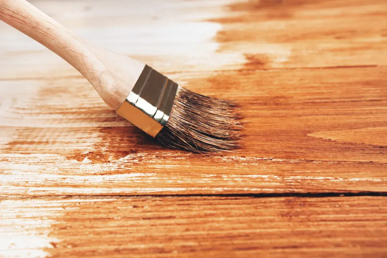 Lazura do drewna: Jaki pędzel, wałek czy pistolet wybrać?