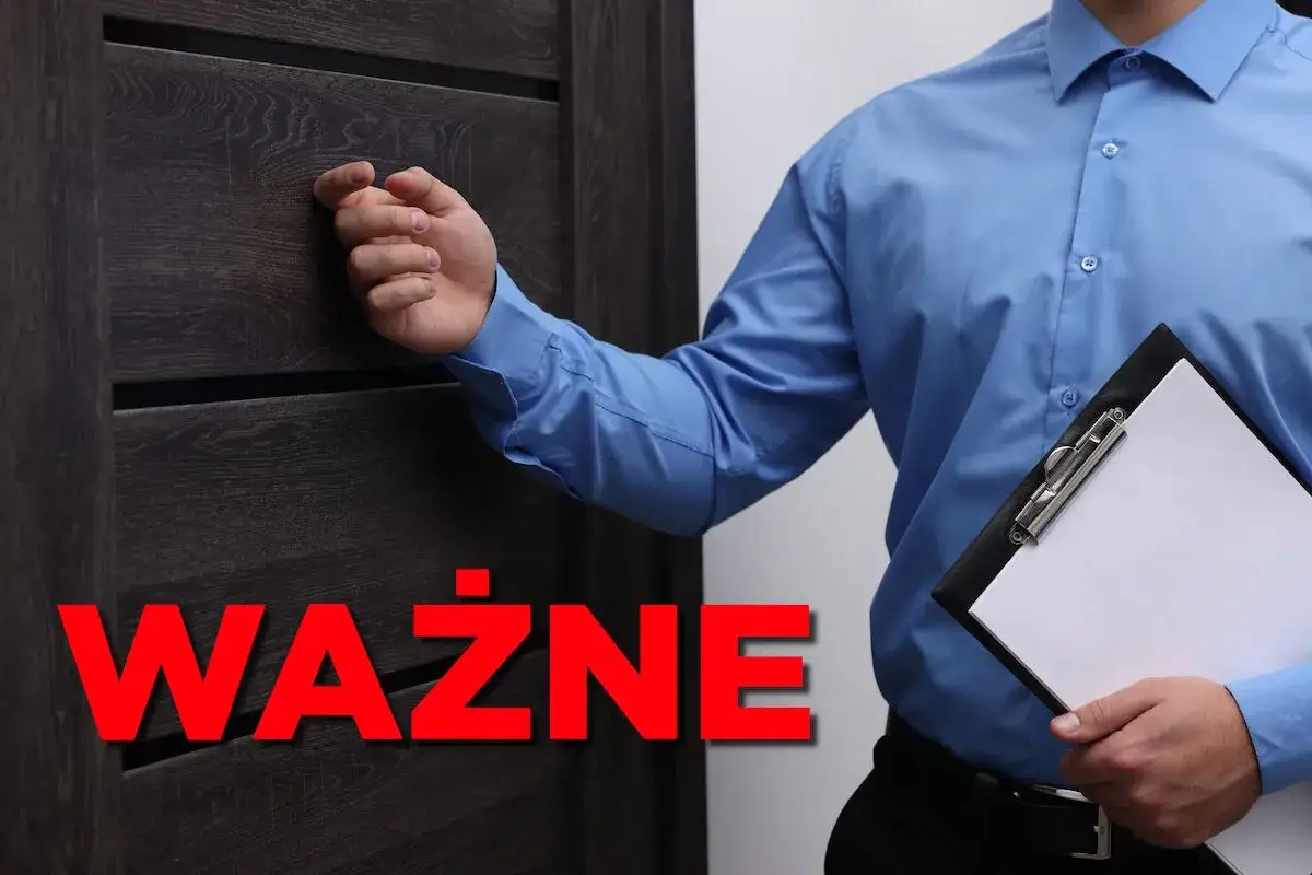 Mężczyzna w niebieskiej koszuli puka do drzwi, trzymając teczkę. Napis 