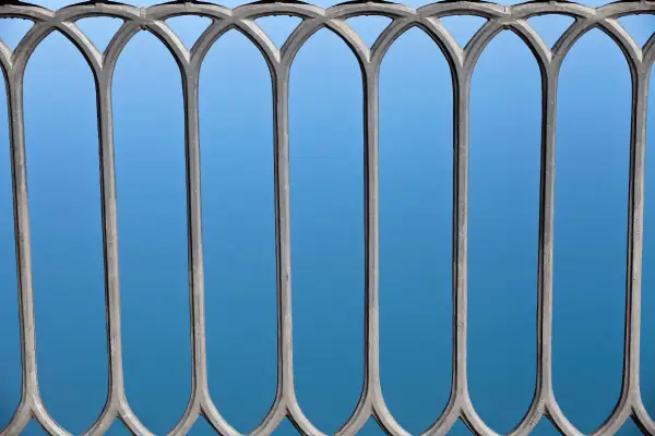 Eleganckie, metalowe balustrady z łukami. Sprawdź czyszczenie i malowanie balustrad cena, by odnowić ich wygląd.