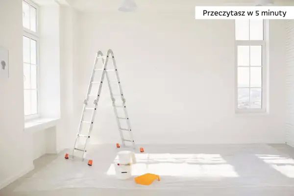 Drabina, wiaderka i kuweta na farbę na folii ochronnej w pustym, jasnym pokoju.