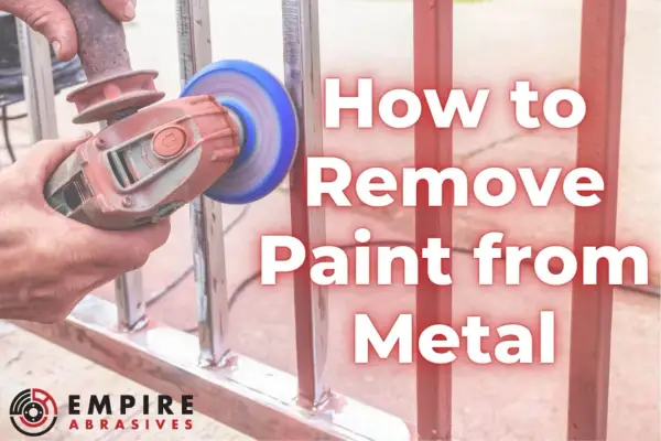 Ręka trzyma szlifierkę kątową, która usuwa starą farbę z metalowego ogrodzenia. Tekst: "How to Remove Paint from Metal".