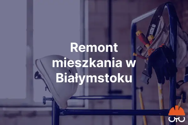 Biały kask budowlany i narzędzia na rusztowaniu.