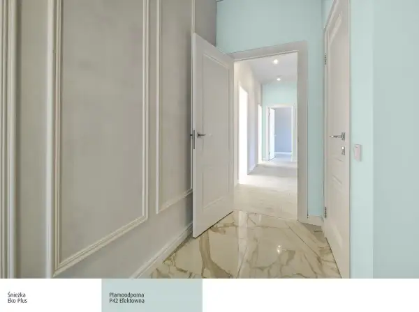 Elegancki przedpokój z jasnymi ścianami i sztukaterią. Zobacz, jak pomalować przedpokój, by uzyskać taki efekt.